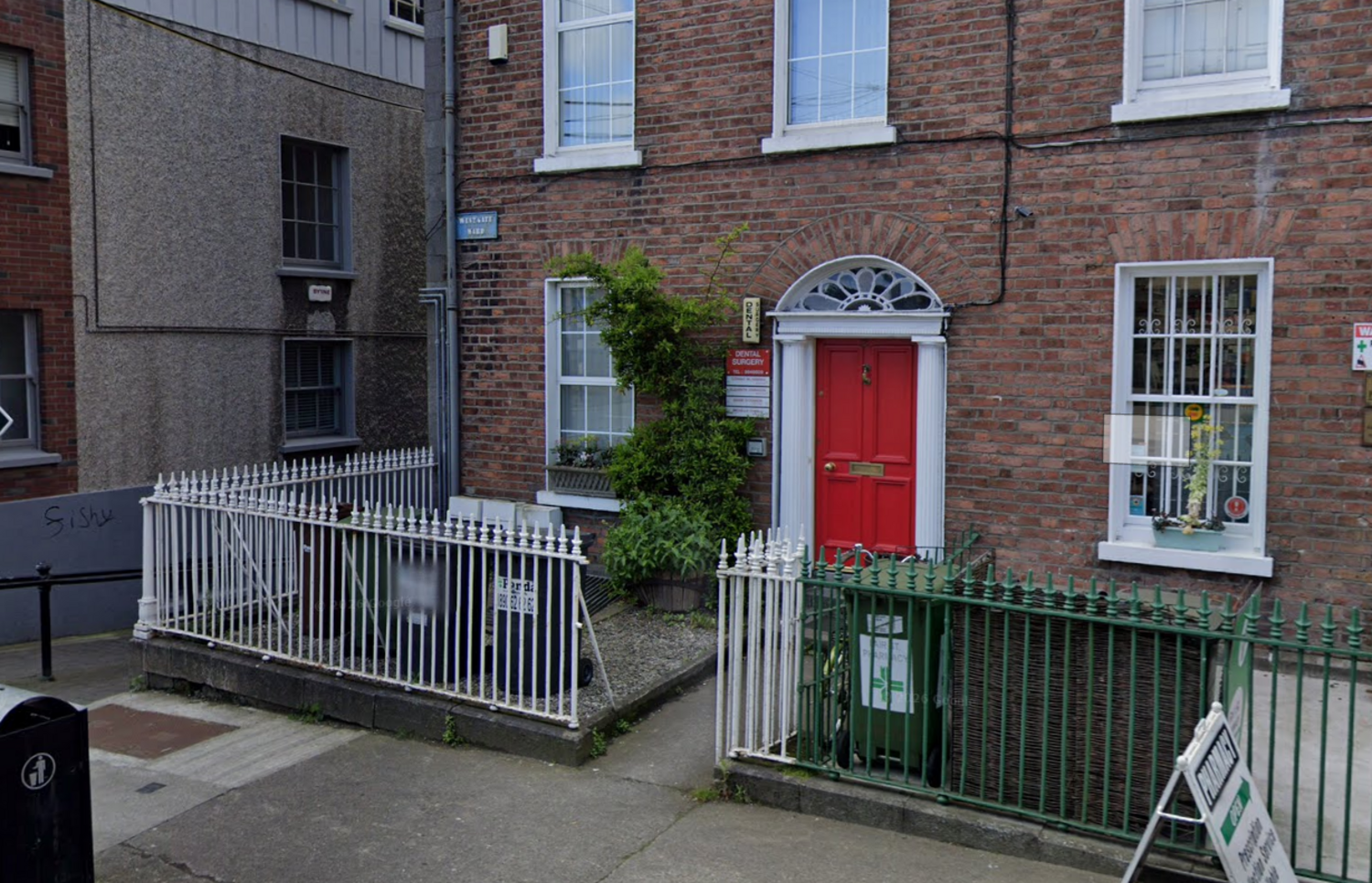 Dr Elizabeth  Johnston